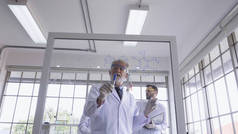科学家在实验室里从事科学仪器的工作.科学研究概念.
