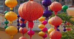 中秋节，中国风格的灯笼挂在户外装饰