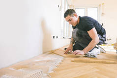 男子在家居改善过程中安装橡木地板