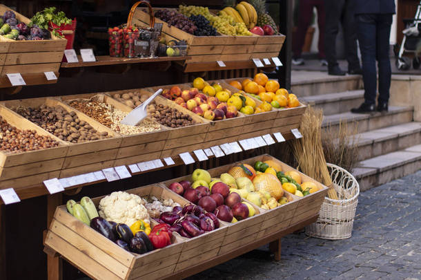 水果摊。 农民市场上新鲜健康的有机水果、蔬菜、坚果