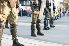 街头抗议期间执勤的武装防暴警察