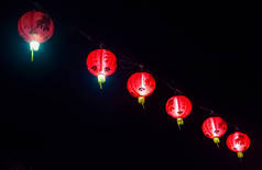 中国的新年。 夜间一排排中国红灯笼