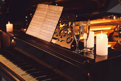 傍晚时分，带着燃烧的蜡烛和香槟酒的老式大钢琴