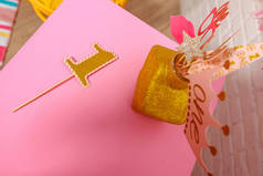 庆祝生日第一年的纸制道具。 为小女孩装饰粉色风格的一岁生日宴会的想法。 时尚道具为展位拍摄一年照片