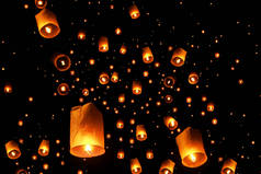 在泰国清迈举行的除夕之夜和宜鹏灯节上，成群结队的空中飘扬着彩灯. 