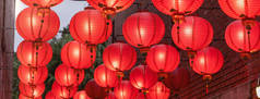 美丽圆圆的红灯笼挂在古老的传统街道上，是中国农历新年的概念，关门了。 恶语相向意味着祝福.