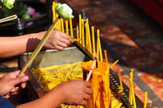 香棒和燃烧的蜡烛。 传统的泰国佛教概念.