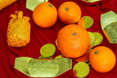 中国农历新年期间，红色面料上的橘子和黄金