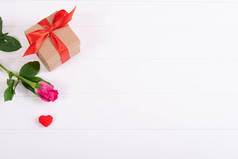 情人节和爱的概念。 红弓礼盒，红唇礼盒