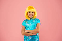 和平和放松。 女孩的黄头发假发。 中国嘉年华。 穿着日本衣服的快乐的孩子。 可爱女孩的肖像。 日本和服。 日本儿童民族服装。 小女孩传统的东方服装