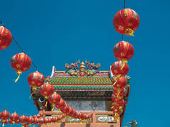 天蓝色有面具龙妖怪图标红色，屋顶教堂和庙宇上的绿色金色和浮灯灯笼是喜庆的中国新年亚洲文化装饰上海和泰国佛教