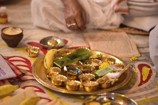 带有漂亮黄铜碗装饰的孟加拉<strong>结婚仪式</strong>