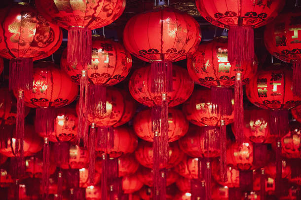 中国<strong>元宵节</strong>的灯笼。 色彩斑斓的红色托盘
