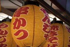 日本灯笼挂在日本餐馆前面