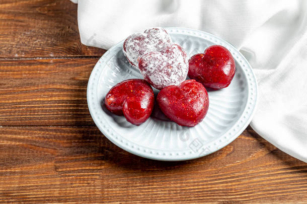 母亲节、母亲节、情人节或生日。用覆盆子、草莓、苹果酱制成的果冻心放在薄薄的盘子里.