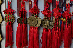 东亚是好运的象征。中国传统的纪念品，由古铜币和红色交织纱线装饰制成，有长长的流苏。农历新年东洋礼品零售展览.