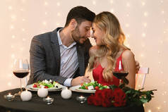 恋爱中的年轻夫妇在饭店浪漫约会上的结合