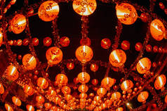 在中国新年的夜晚，传统的红灯笼出现在夜空中.