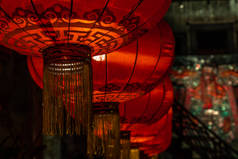 中国灯笼和灯泡在黑暗的背景.内部的亚洲装饰。有选择的重点.