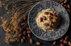 平托豆的鹰嘴豆精美的美味佳肴是用豆类做的.秋装营养食品的背景.