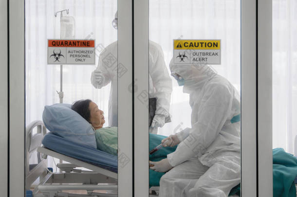 在医院里，与疾病控制专家一起，在检疫室将带有检疫和疫情警报标志的感染病人安置在床上，进行疾病治疗，控制病虫害的爆发