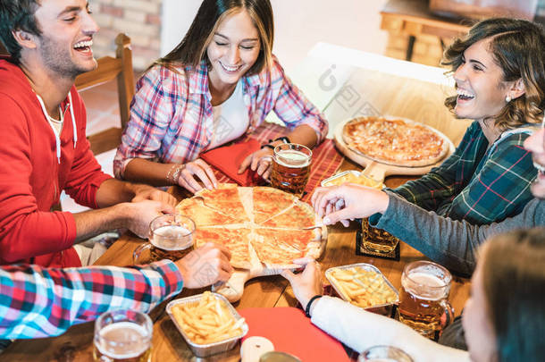 家人团聚时在家里吃披萨时，年轻的朋友们笑得正正正正经经。与快乐的人在比萨饼店一起享受欢乐时光的友谊概念。<strong>温情</strong>生动的过滤