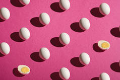 洁白的蛋和一半皮煮的蛋图案，粉红紫色，背景简朴，角度分明，复活节快乐