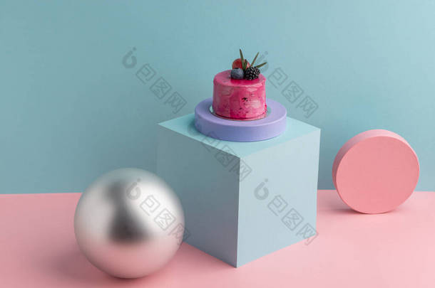 用浆果和迷迭香装饰的漂亮粉色<strong>慕斯</strong>蛋糕