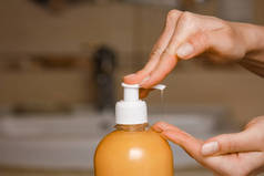 用肥皂在水龙头下用水洗手