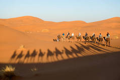 摩洛哥，卡梅尔商队穿越撒哈拉沙漠的沙丘.