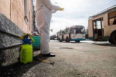 在禽流感爆发期间，身穿防护服，对公共交通工具内的旅游巴士进行净化