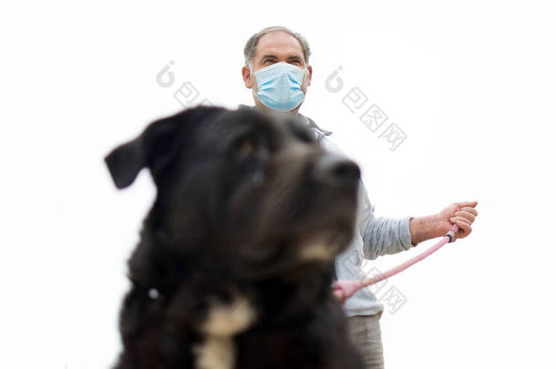 4月19日，西班牙穆尔西亚，一名男子与他的狗一起外出散步，此前西班牙<strong>实施</strong>了封锁，以减缓该疾病的蔓延.