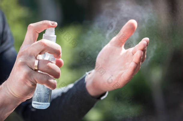 Sars-CoV-2和Covid-19感染凝胶喷雾。男子洗手喷雾.