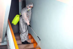 在房子的楼梯井里喷洒预防感染和Covid-19的溶液
