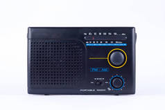AM, FM便携式无线电晶体管接收机,老式黑色复古风格,白色背景隔离 