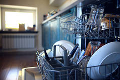 在厨房里打开洗碗机，在厨房里打开碗碟，从厨房的生活方式看干净盘子