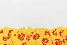 中国新年的概念。白色桌子背景的金信封(ang pao)，顶部视图