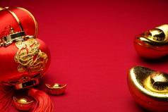 中国新年装饰品，红色背景，各种节日装饰品。汉字意味着丰富的财富、繁荣和好运。平躺在床上.