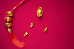 中国新年装饰品，红色背景，各种节日装饰品。汉字意味着丰富的财富、繁荣和好运。平躺在床上.