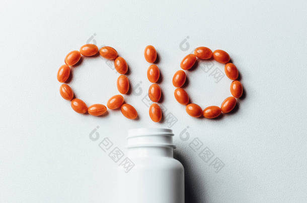 白底维生素辅酶Q10 。为了防止<strong>衰老</strong>。药丸和药物
