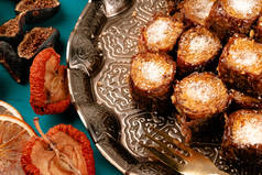 土耳其甜品，传统餐具，深蓝色桌子上