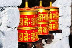 尼泊尔加德满都寺庙的祈祷轮