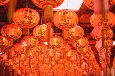 中国新年装饰灯笼的意思是健康、富有、和平、美好的生活 。，农历新年装饰品