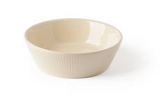空的米色陶瓷碗或在白色背景上隔离的ramekin 。食物设计用的空陶器。粘土、陶瓷或瓷餐具.前景.