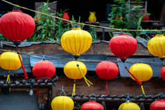 越南海安古城街道上的传统灯具被关上了