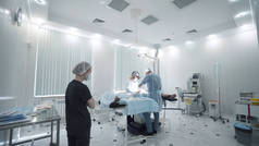 手术过程中的外科医生和护士团队。行动。护士观察手术，并等待团队帮助外科医生。麻醉下手术的外部视野