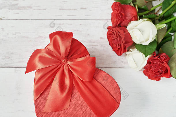 情人节浪漫的背景与红玫瑰和礼品盒。情人节快乐贺卡。母亲节的祝贺。生日快乐！<strong>婚宴</strong>邀请函爱情的概念.