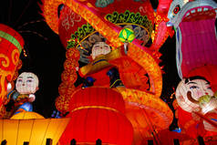 中国四川自贡的自贡灯节。这是中国最大的元宵节之一，是在农历新年前后庆祝的。代表幼儿的灯笼展览.