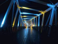 一座灯火通明的桥