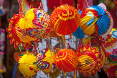 河内/越南- 2020年9月1日：传统市场出售五彩缤纷、形状各异的灯笼、狮头、鼓......市集设于河内旧城区.